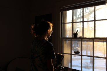 femme soumise près d'une fenêtre